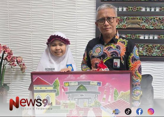 FOTO: Ana Syifaul Millah, siswi kelas VI SDIT Al Hidayah Sumenep bersama Direktur BPRS Bhakti Sumekar. @by_News9.id