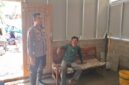 FOTO: Kapolsek Kromengan IPTU Riri Novianto saat mengunjungi lokasi bedah rumah. @by_News9.id