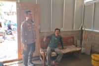 FOTO: Kapolsek Kromengan IPTU Riri Novianto saat mengunjungi lokasi bedah rumah. @by_News9.id