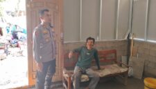 FOTO: Kapolsek Kromengan IPTU Riri Novianto saat mengunjungi lokasi bedah rumah. @by_News9.id