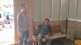 FOTO: Kapolsek Kromengan IPTU Riri Novianto saat mengunjungi lokasi bedah rumah. @by_News9.id
