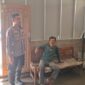 FOTO: Kapolsek Kromengan IPTU Riri Novianto saat mengunjungi lokasi bedah rumah. @by_News9.id