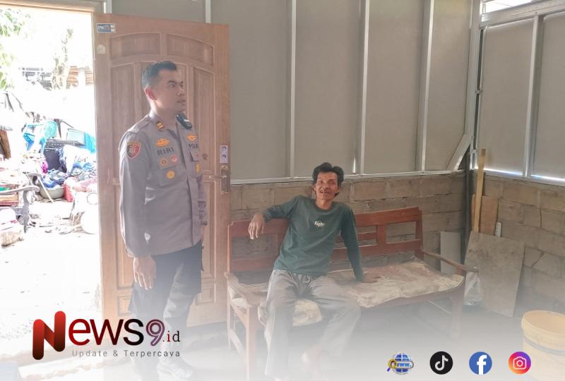 FOTO: Kapolsek Kromengan IPTU Riri Novianto saat mengunjungi lokasi bedah rumah. @by_News9.id