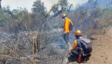 FOTO: Petugas masih melakukan penanganan secara manual menggunakan gepyok dan semprotan air. @by_News9.id