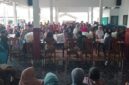 FOTO: Warga penerima bantuan terlihat antusias dan sudah berkumpul di kantor desa. @by_News9.id