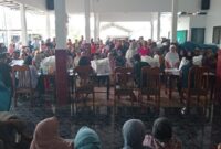 FOTO: Warga penerima bantuan terlihat antusias dan sudah berkumpul di kantor desa. @by_News9.id