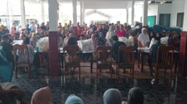 FOTO: Warga penerima bantuan terlihat antusias dan sudah berkumpul di kantor desa. @by_News9.id