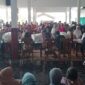 FOTO: Warga penerima bantuan terlihat antusias dan sudah berkumpul di kantor desa. @by_News9.id
