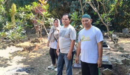 Puluhan Warga Bangunsari Gotong Royong Menertibkan Makam Umum