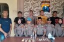 FOTO: Kapolsek Masalembu Iptu Muhajirin, (tengah/peci hitam) bersama anggota dan terduga pelaku S (kiri). @by_News9.id