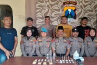 FOTO: Kapolsek Masalembu Iptu Muhajirin, (tengah/peci hitam) bersama anggota dan terduga pelaku S (kiri). @by_News9.id