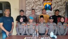 FOTO: Kapolsek Masalembu Iptu Muhajirin, (tengah/peci hitam) bersama anggota dan terduga pelaku S (kiri). @by_News9.id