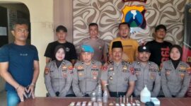 FOTO: Kapolsek Masalembu Iptu Muhajirin, (tengah/peci hitam) bersama anggota dan terduga pelaku S (kiri). @by_News9.id