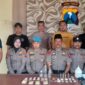 FOTO: Kapolsek Masalembu Iptu Muhajirin, (tengah/peci hitam) bersama anggota dan terduga pelaku S (kiri). @by_News9.id