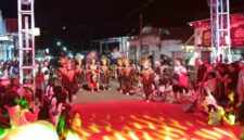 FOTO: Salah satu peserta menampilkan beragam kreativitas, kostum, serta pertunjukan budaya. @by_News9.id