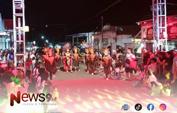 FOTO: Salah satu peserta menampilkan beragam kreativitas, kostum, serta pertunjukan budaya. @by_News9.id