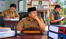 Kades Kombang Diduga Biarkan Dua Perangkat Desa Rangkap Jabatan