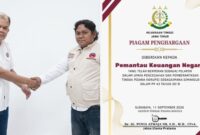 FOTO: Ketua Umum PKN Patar Sihotang  dan Ketua PKN Madura Raya Abd Holik serta Piagam dari Kejaksaan Tinggi Jawa Timur. @by_News9.id