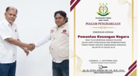 FOTO: Ketua Umum PKN Patar Sihotang  dan Ketua PKN Madura Raya Abd Holik serta Piagam dari Kejaksaan Tinggi Jawa Timur. @by_News9.id