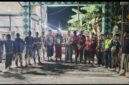FOTO: Warga dari dua desa yang bahu-membahu memperbaiki jalan. @by_News9.id