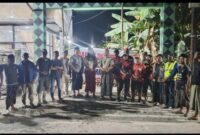 FOTO: Warga dari dua desa yang bahu-membahu memperbaiki jalan. @by_News9.id