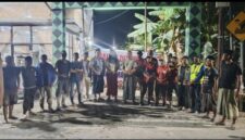 FOTO: Warga dari dua desa yang bahu-membahu memperbaiki jalan. @by_News9.id