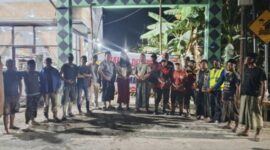 FOTO: Warga dari dua desa yang bahu-membahu memperbaiki jalan. @by_News9.id