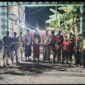 FOTO: Warga dari dua desa yang bahu-membahu memperbaiki jalan. @by_News9.id