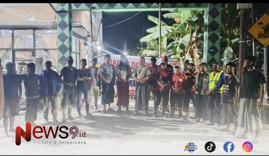 FOTO: Warga dari dua desa yang bahu-membahu memperbaiki jalan. @by_News9.id