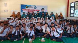 FOTO: Siswa dan siswi bersama Tim Promosi Kesehatan (Promkes) dan Tim PKK Pokja 4 Kabupaten Sumenep. @by_News9.id