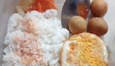 FOTO: Menu makanan yang dibagikan kepada siswa. @by_News9.id