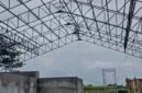 FOTO: Konstruksi rangka atap pembangunan Koperasi Desa/Kelurahan Merah Putih (KDMP) di Desa Badur, @by_News9.id