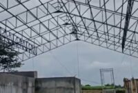 FOTO: Konstruksi rangka atap pembangunan Koperasi Desa/Kelurahan Merah Putih (KDMP) di Desa Badur, @by_News9.id