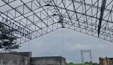 FOTO: Konstruksi rangka atap pembangunan Koperasi Desa/Kelurahan Merah Putih (KDMP) di Desa Badur, @by_News9.id