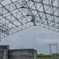 FOTO: Konstruksi rangka atap pembangunan Koperasi Desa/Kelurahan Merah Putih (KDMP) di Desa Badur, @by_News9.id