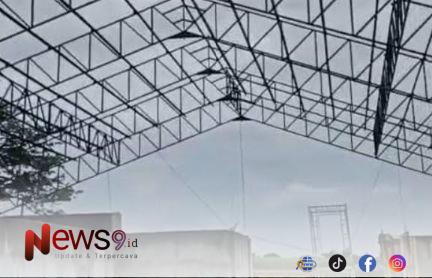 FOTO: Konstruksi rangka atap pembangunan Koperasi Desa/Kelurahan Merah Putih (KDMP) di Desa Badur, @by_News9.id