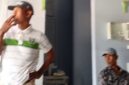 FOTO: Keluarga pasien saat mengeluhkan lambannya respons petugas Puskesmas. @by_News9.id