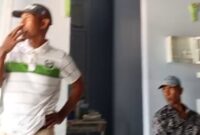 FOTO: Keluarga pasien saat mengeluhkan lambannya respons petugas Puskesmas. @by_News9.id