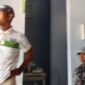 FOTO: Keluarga pasien saat mengeluhkan lambannya respons petugas Puskesmas. @by_News9.id