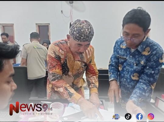 FOTO: Kepala Desa Pangarangan, Miskun Legiyono, saat menandatangani catatan bahwa bangunan Koperasi Merah Putih tersebut belum layak. @by_News9.id