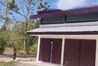 FOTO: Atap bangunan Koperasi Desa Merah Putih berbahan galvalum terlihat lepas. @by_Newa9.id