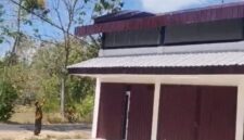 FOTO: Atap bangunan Koperasi Desa Merah Putih berbahan galvalum terlihat lepas. @by_Newa9.id