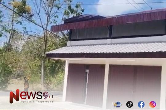 FOTO: Atap bangunan Koperasi Desa Merah Putih berbahan galvalum terlihat lepas. @by_Newa9.id