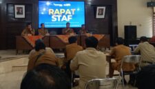 FOTO: Rapat staf di lingkungan Diskominfo Sumenep, @by_News9.id