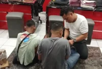 FOTO: Dua terduga perampok bersenjata tajam yang menyatroni Toko Emas Murni. @by_News9.id