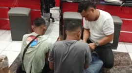 FOTO: Dua terduga perampok bersenjata tajam yang menyatroni Toko Emas Murni. @by_News9.id