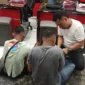FOTO: Dua terduga perampok bersenjata tajam yang menyatroni Toko Emas Murni. @by_News9.id