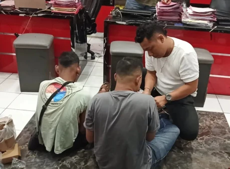 FOTO: Dua terduga perampok bersenjata tajam yang menyatroni Toko Emas Murni. @by_News9.id