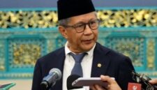 FOTO: Rocky Gerung, usai dilantik Wantimpres oleh Presiden Prabowo Subianto di Istana Negara. @by_News9.id