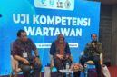 FOTO: Kepala Dinas Komunikasi dan Informatika (Diskominfo) Provinsi Jawa Timur, Sherlita Ratna Dewi Agustin, S.Si., M.IP., (tengah) saat menghadiri kegiatan Uji Kompetensi Wartawan (UKW). @by_News9.id